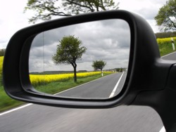 landschap in autospiegel bevestigd met lijm